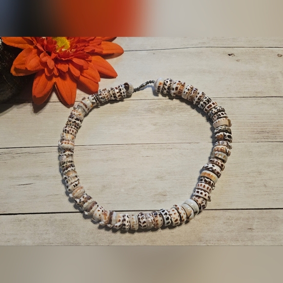 Jewelry - Vintage Chunky Tiger Puka Shells